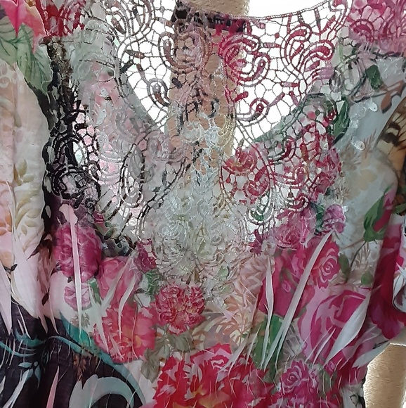 Womens top with lace open upper back - Picture 2 of 2